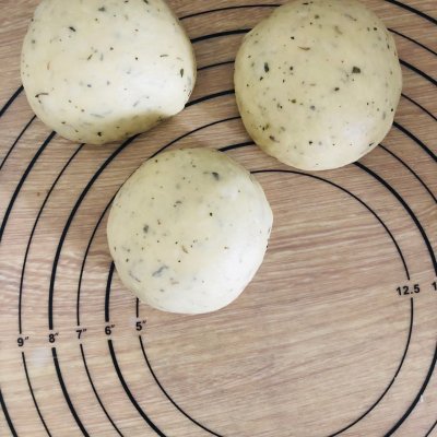 在家就能做的蒜香培根軟歐包，高顏值超美味，解饞還頂飽